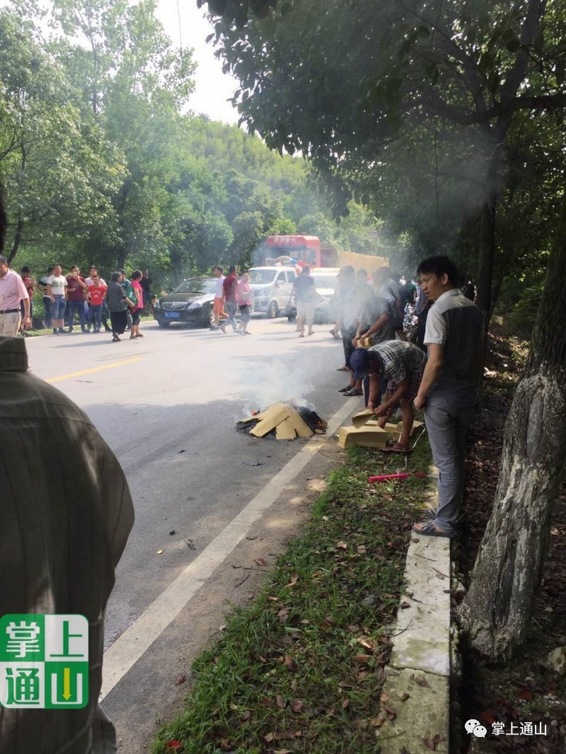 头条通山岭下发生车祸卡车压断手臂当场身亡