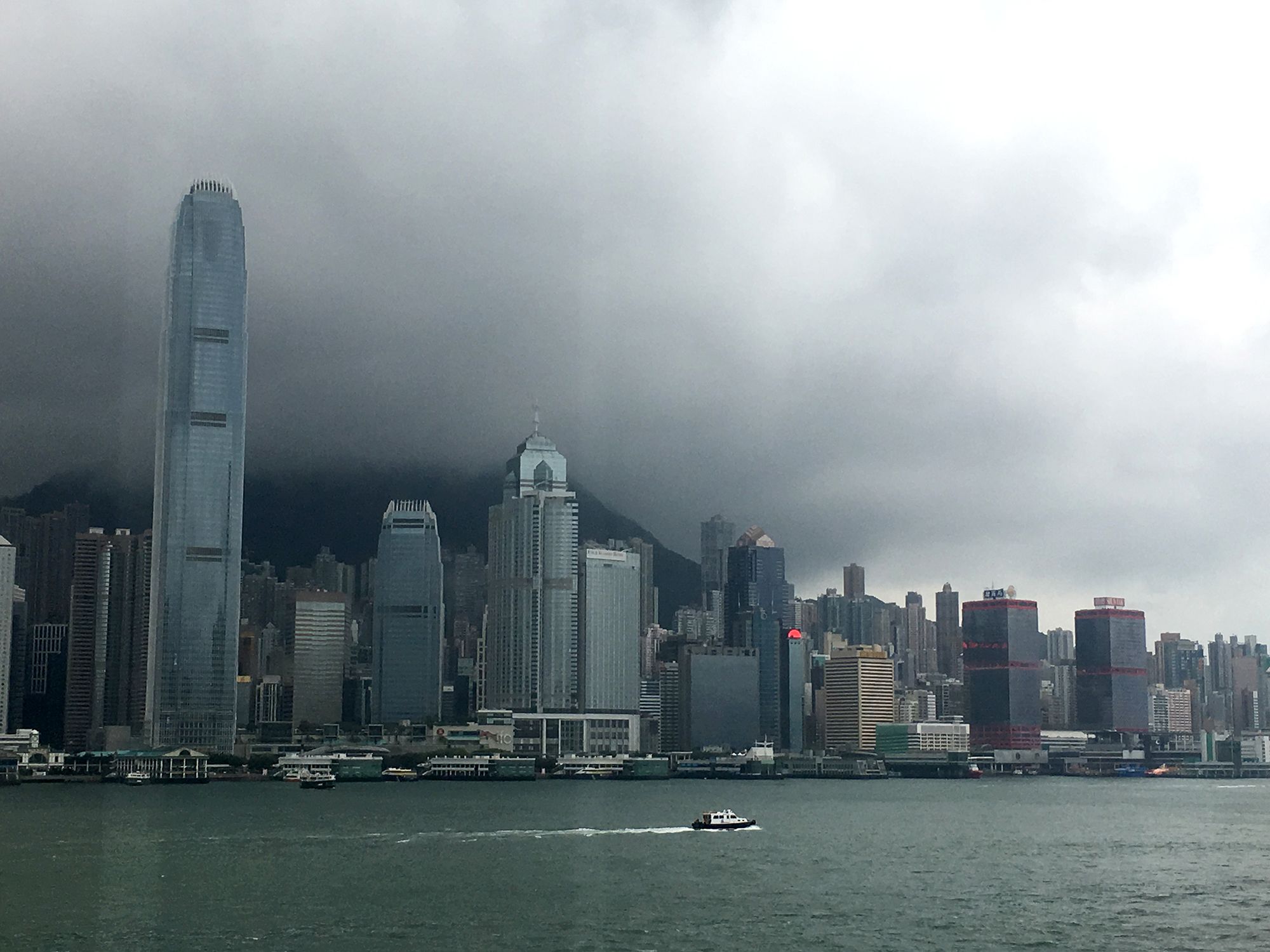 阴雨天街拍香港,不同的路,不同的风景