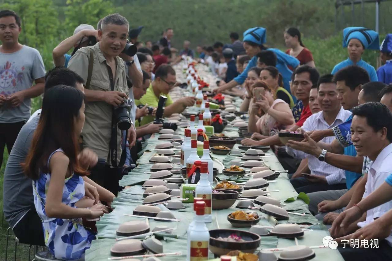 多图宁明夏州村壮家美食长桌宴喜迎壮族歌坡节