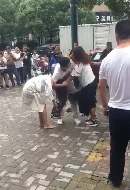 台州街头2女1男扭打一团拉头发撕裙子现场激烈
