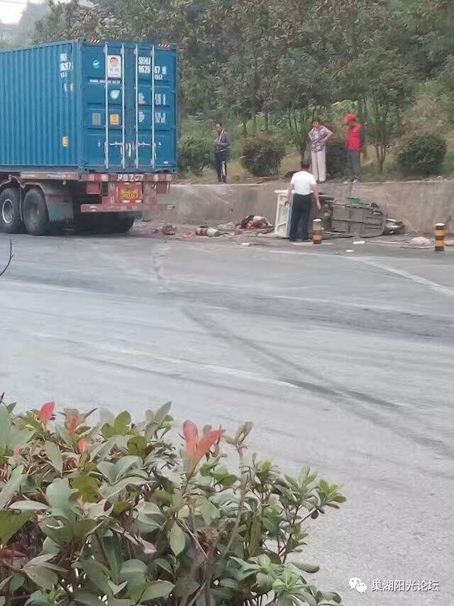 视频太惨巢湖水泥厂路段突发一场交通事故三轮车主当场被撞身亡