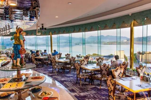 西湖旋转餐厅位于平海路友好饭店20楼,有着极佳的地理位置 靠近西湖