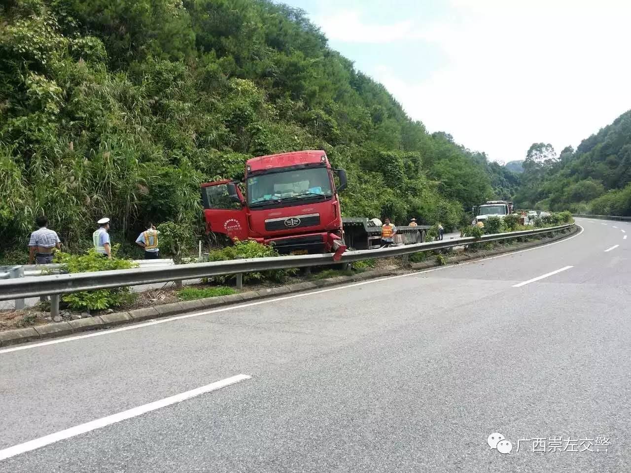 南友高速凭祥交警大队处理了一辆大货车撞护栏的交通事故