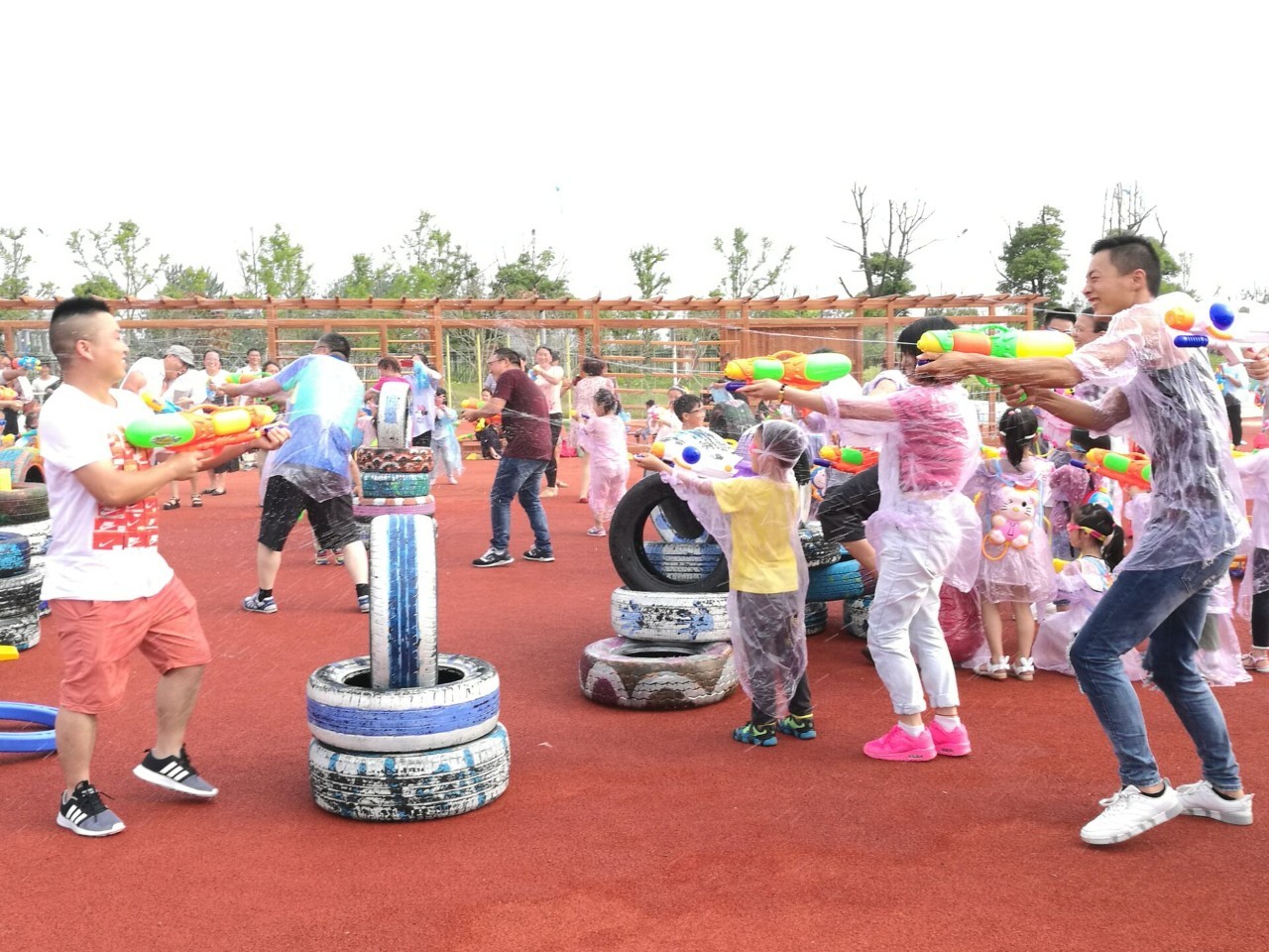 城东实验幼儿园"疯狂"水枪亲子乐 点亮游戏之乐趣