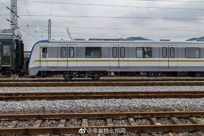 大连厂生产的广州地铁l13列车,编号13a003/4,列车编组8a,今日陆续