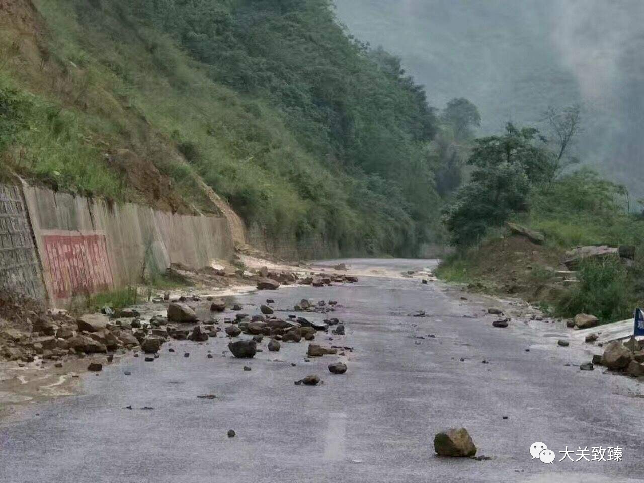 暴雨致大关多地道路中断,玉碗街上开启看海模式.