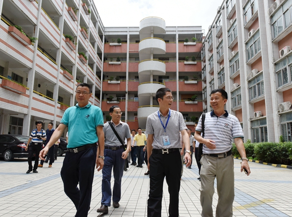 考察团参观流沙一小实验学校育才学校校长苏华敏向考察