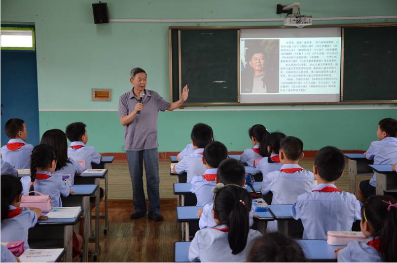 著名儿童文学家邱易东走进彭山二小课堂