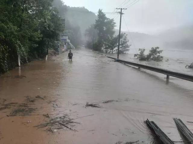 湘西遭暴雨袭击 永顺因灾死亡2人,吉首一家三口河边看水拍照,儿子不幸被卷入洪水之中