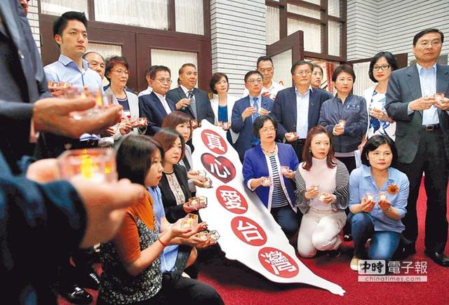 台湾"立法院"昨晚继续挑灯夜战"公务人员退休资遣抚恤法"草案