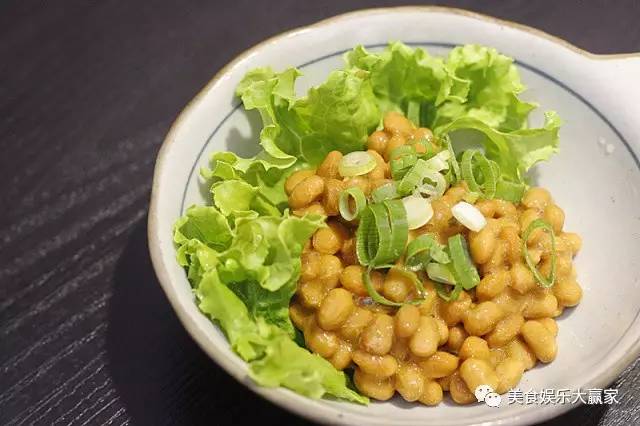 纳豆 纳豆是由黄豆发酵制成豆制品,有调节生理机能的保健作用.