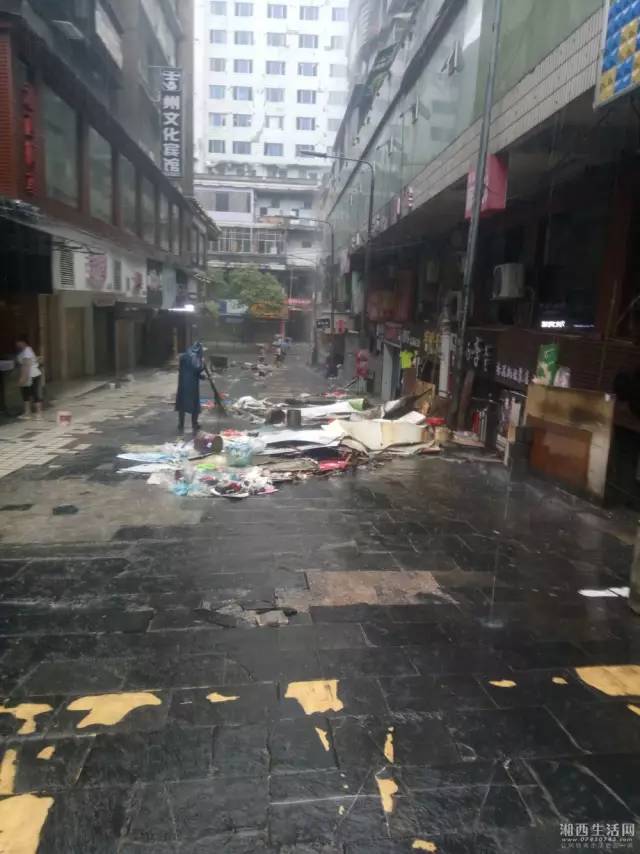 (网友实拍:暴雨过后凌乱的香港街) (网友实拍:团结广场路段