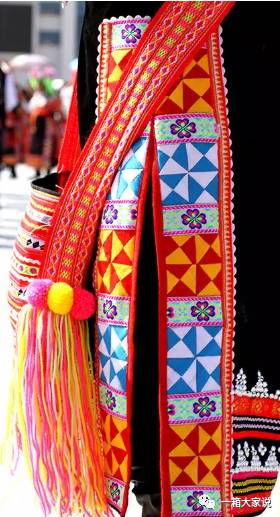 拉祜族喜欢黑色,服装大都以黑布衬底,用彩线和色布缀上各种花边图案