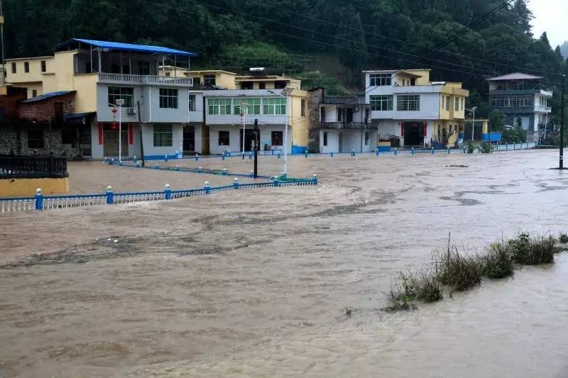 我县遭遇强降雨部分乡镇受灾干群奋力抢险附现场图片