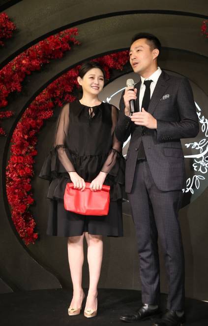 安以轩婚宴大秀2000万钻戒 汪小菲现身急澄清当年三角恋传闻