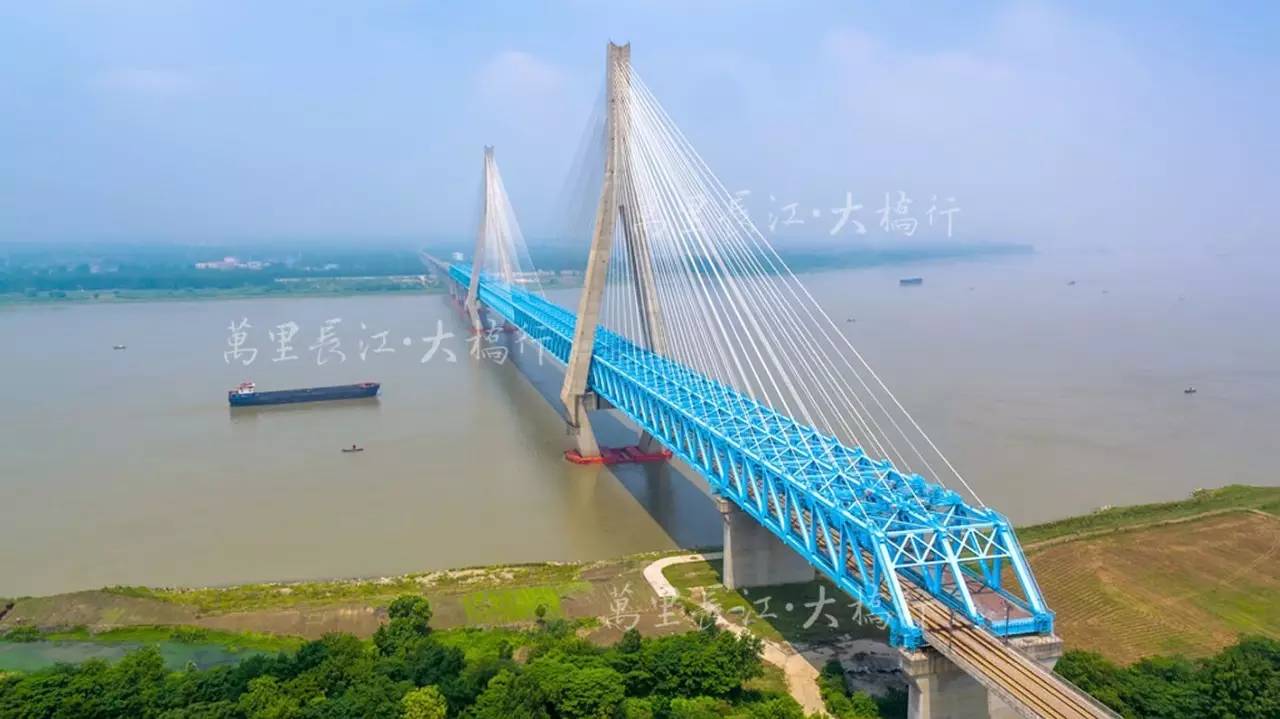 一列动车驶过安庆长江铁路大桥.
