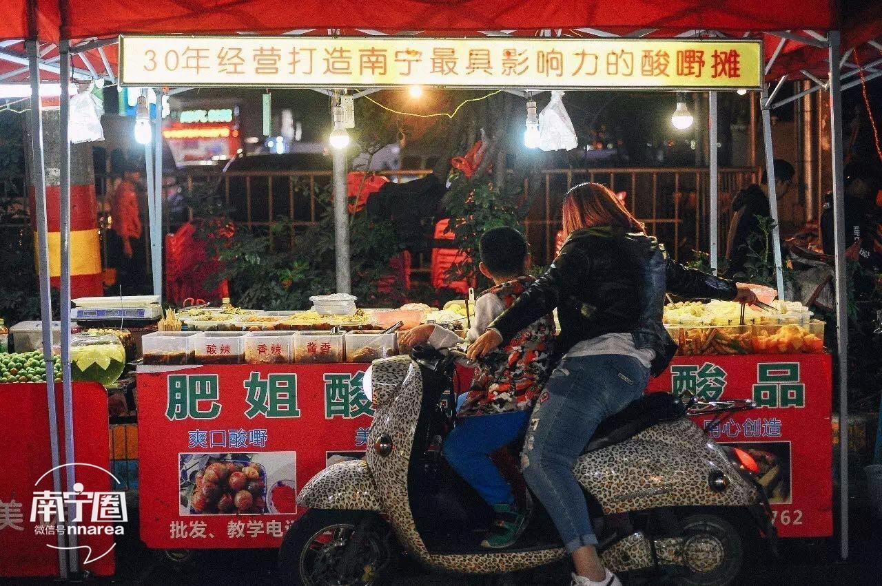 老牌酸噑必点の噑:大大个头的李果 酱泡鸡爪中山路为数不多的酸噑摊中