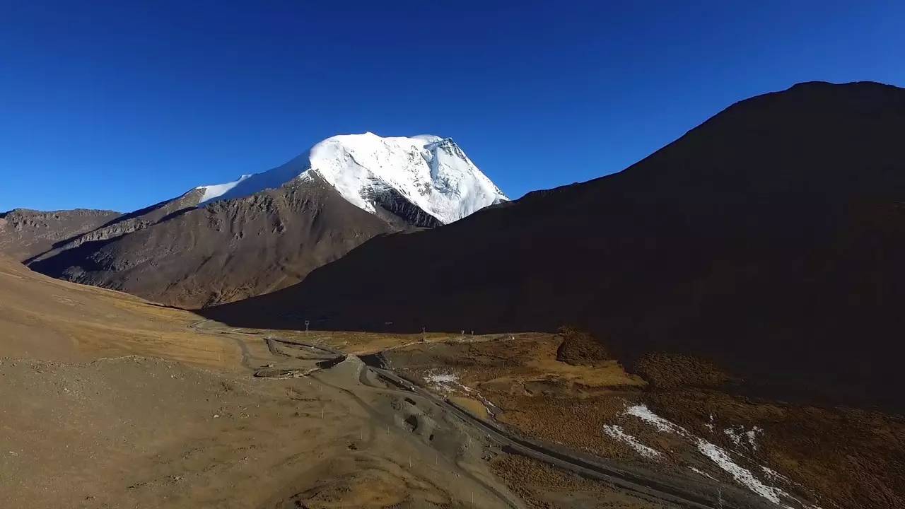 卡若拉冰川位于西藏山南地区浪卡子县和江孜县交界处,是西藏三大大陆