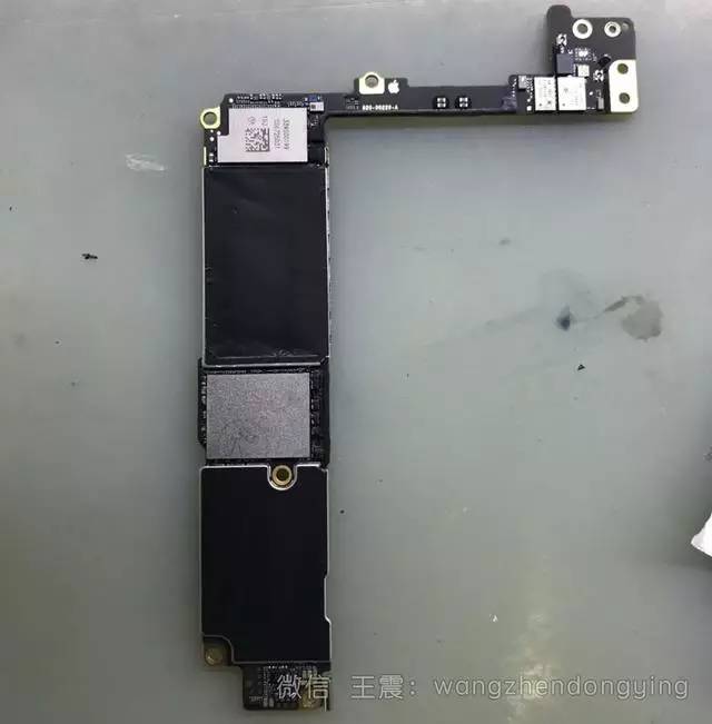 给尾插螺丝涂上少许螺丝固定密封胶,进一步完善iphone7p的防水