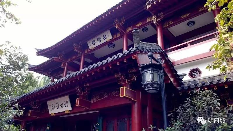 在大明湖的百花洲建了第二座白雪楼,又称"青萝馆,紧邻宗室的德王府