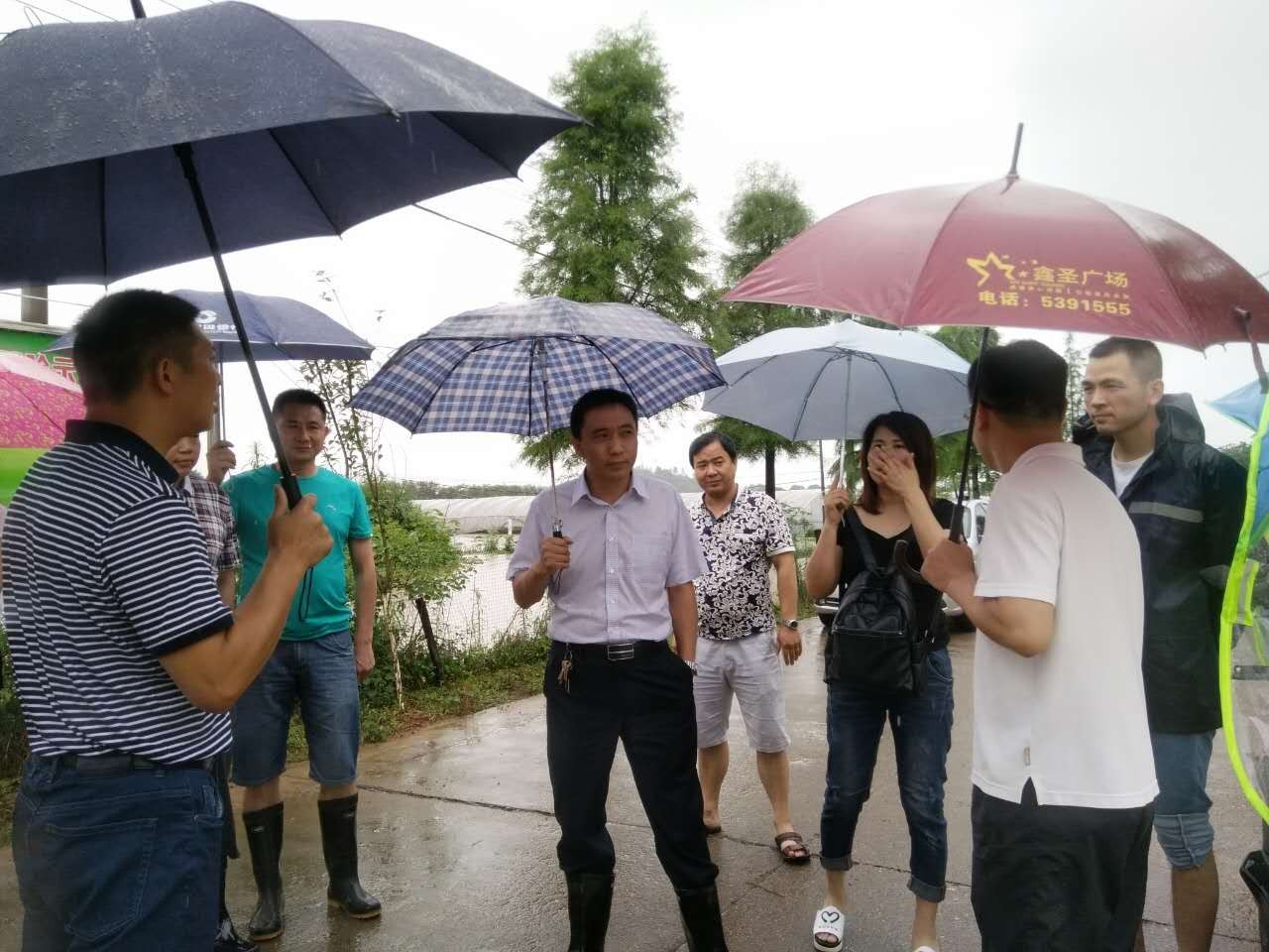 铅山暴雨这一刻你们在洪水中撒下的温情就让我们来记录吧