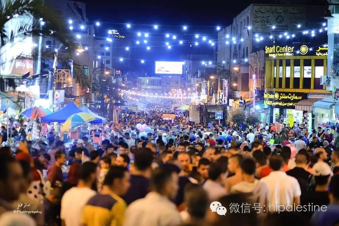 游行活动之后入夜的拉姆安拉街道人潮拥挤, 节日气氛浓郁