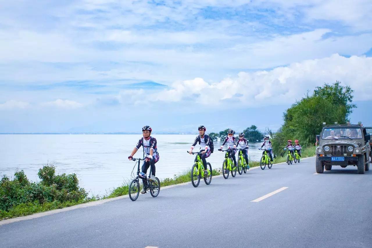 骑行 于灿烂阳光 湛蓝洱海,古朴村落 自在如风 ,天高地阔 任我驰骋