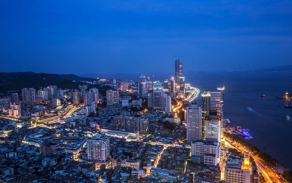 著名的鹭江宾馆 厦门夜景全景最佳观赏点,登上195米的观景台,从厦门