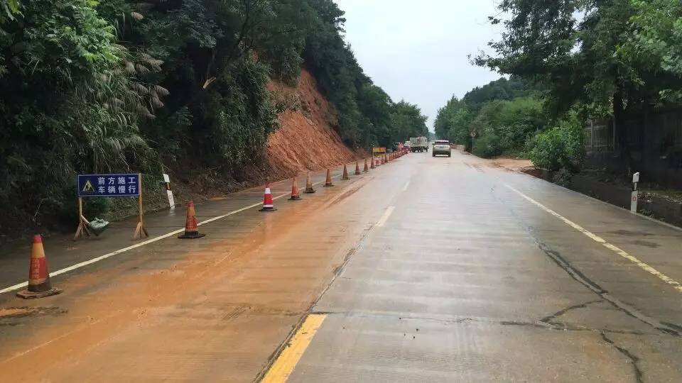 经过数十个小时的抢修,6月25日17时,岳阳市g107国道管理处养护人员抢