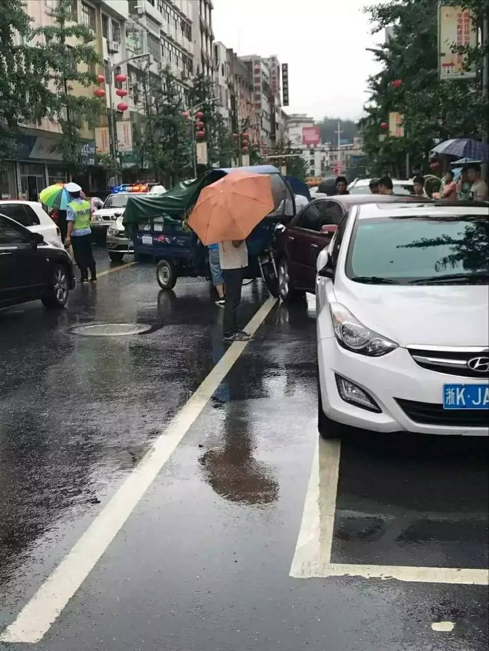 这起事故成为早高峰马路上的一道奇观,造成了道路拥挤