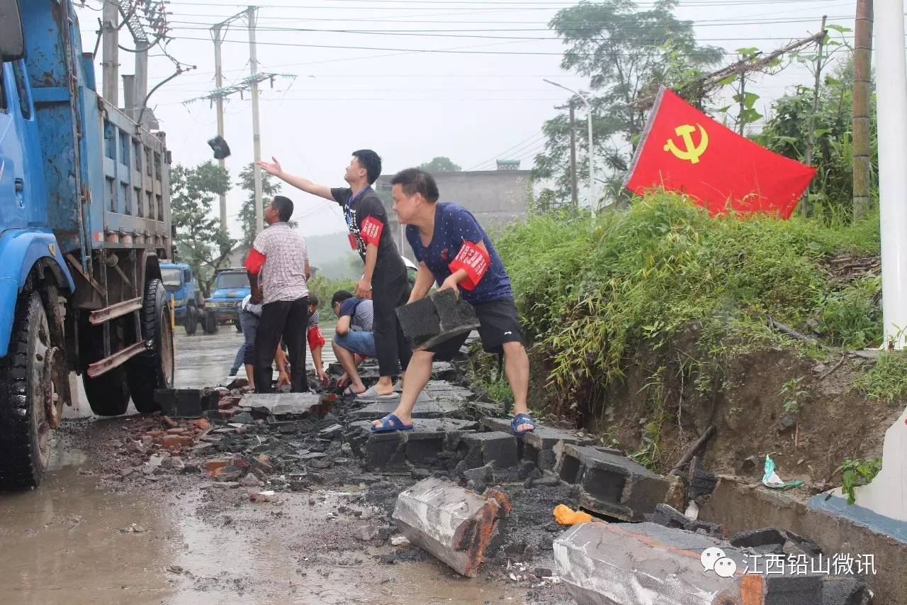 葛仙山乡港东村第一书记和党支部书记带领党员干部,清理被暴雨冲倒的