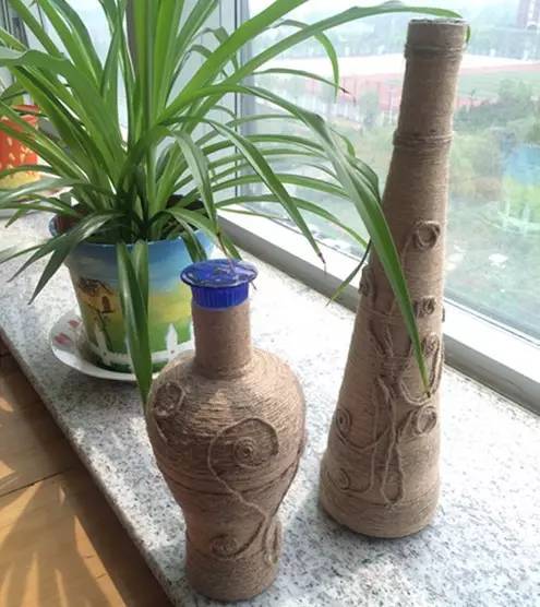 造型简洁的酒瓶等经过麻绳的缠绕等方法变成文艺范的花瓶.