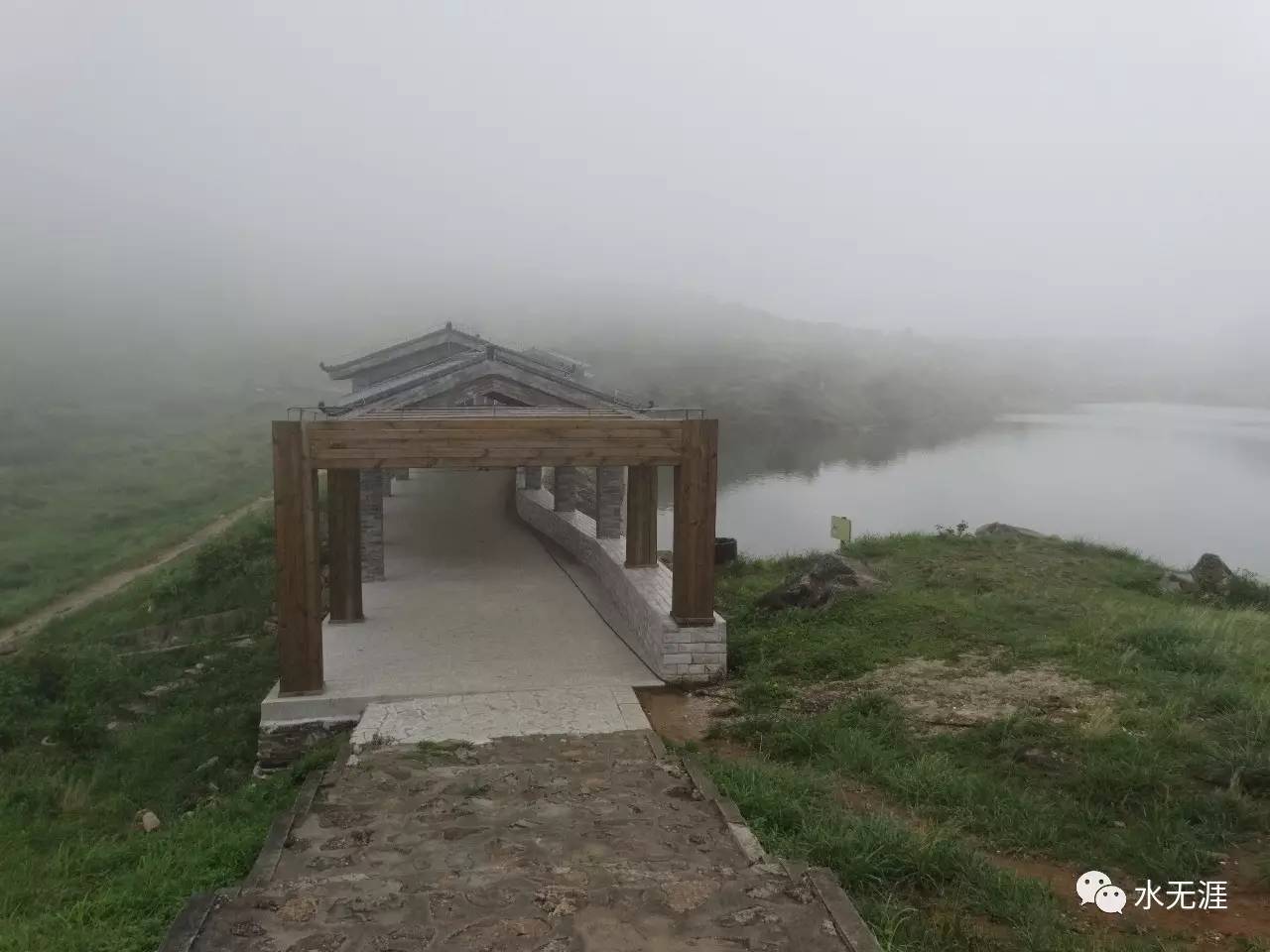 两三年没来,凤凰天池的配套设施渐趋完善,如斯美景,让人流连忘返.