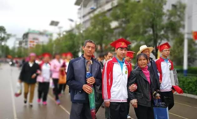 宣威市第六中学在细雨中为高三同学举行成人礼