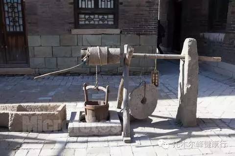 水井上的辘轳.从坎儿井取水.新疆人用来破开劈柴的砍砍.