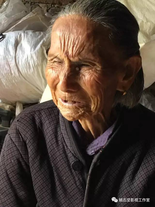 在得知儿子得了不治之症,这位90多岁的林妈妈伤心欲绝,整天以泪洗脸!