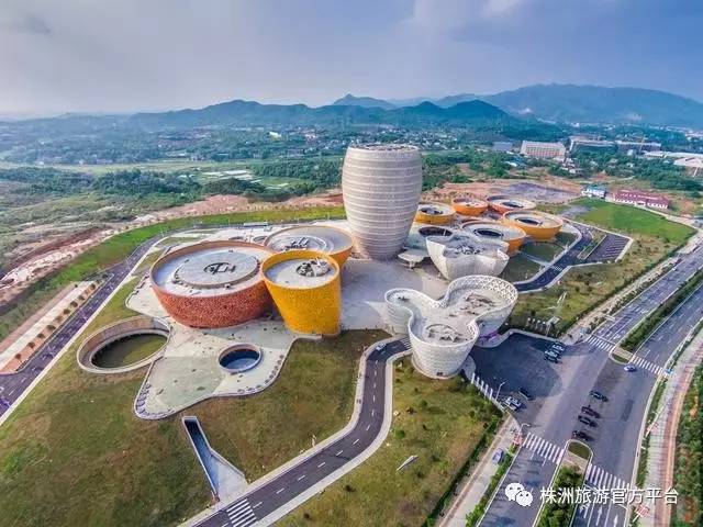 醴陵世界陶瓷艺术城,又称"中国瓷谷",以陶瓷器皿作为建筑外观.