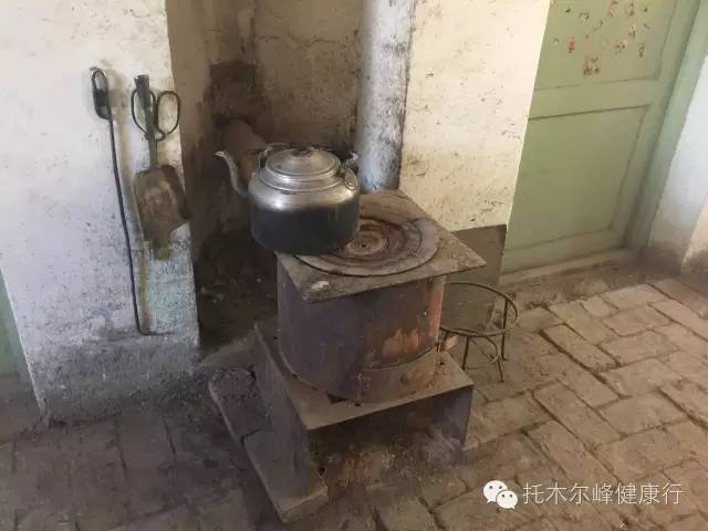 火炉子冬季取暖的火墙80年代的小饭店.