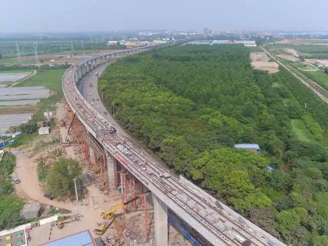 随着沙口站至军民村站区间最后一榀梁浇筑完成,武汉地铁阳逻线高架