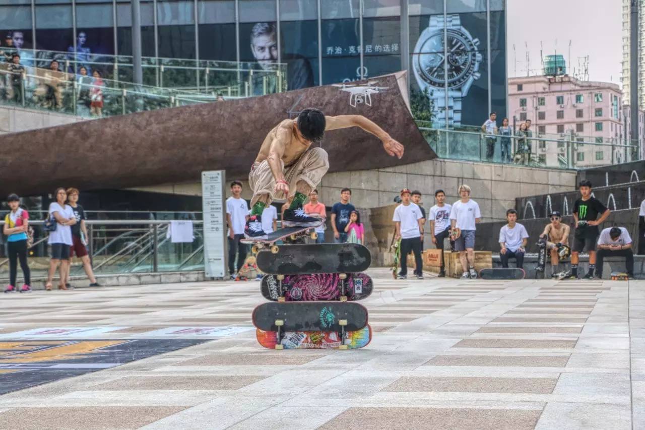 进行跳远跳高比赛 赛前练习 跳高赛 突然下起暴雨 但阻止不了skateb