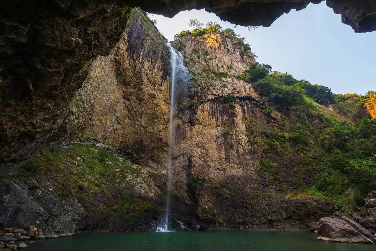 青田石门洞景区的洞天飞瀑,震撼你心灵的美,其一往无前的气势丝毫不弱