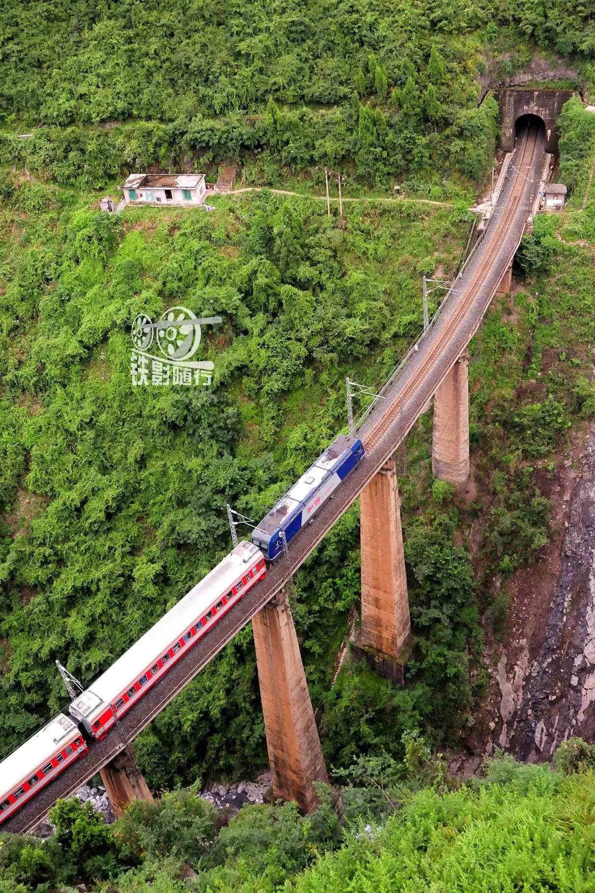 虽不及不远处172米高的川黔高速公路乌江大桥那么伟岸,却透露着几分秀