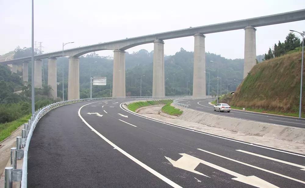 "这条公路是省市重点交通建设项目——五犍沐快速通道的重要组成