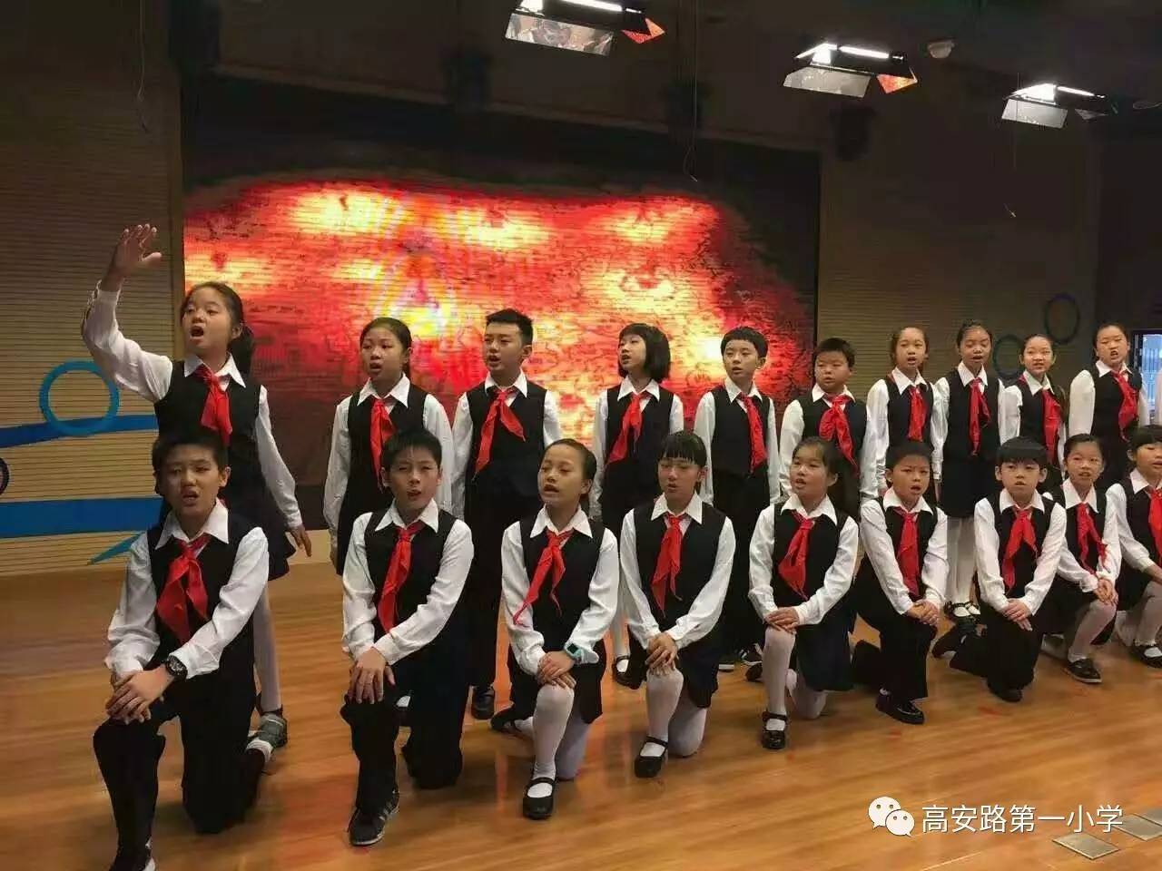 2016年12月布谷鸟合唱团参加徐汇区学生合唱节,首次尝试无伴奏歌曲