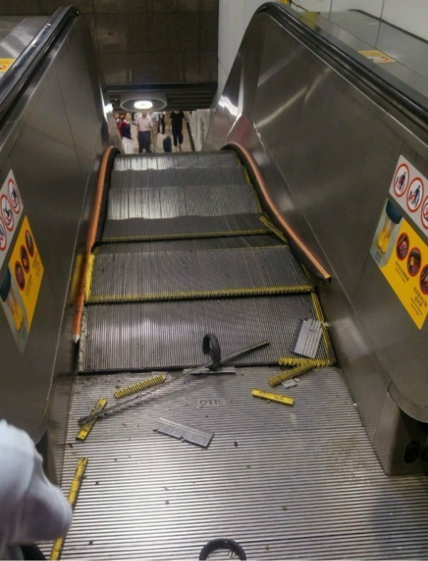 【事故再现】香港扶梯再发生梯级爆起事故!