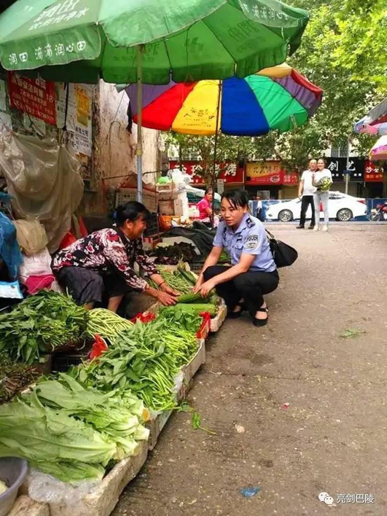 岳阳女城管帮小贩吆喝成网红 只想老人早点回家