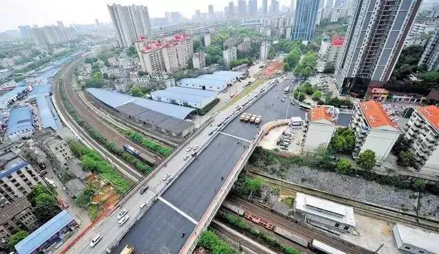 劳动路京广铁路跨线桥竣工