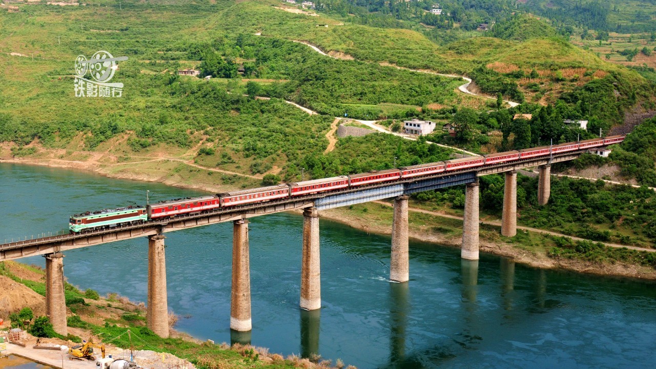 大桥(拍摄:王璐) 目前,川黔线的后继者——渝黔铁路正在如火如荼的