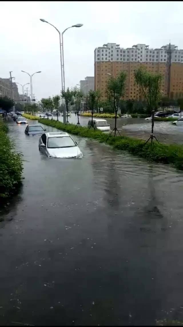 受降雨影响 永泰城西门路段积水深6月22日,一场暴雨席卷呼和浩特,强