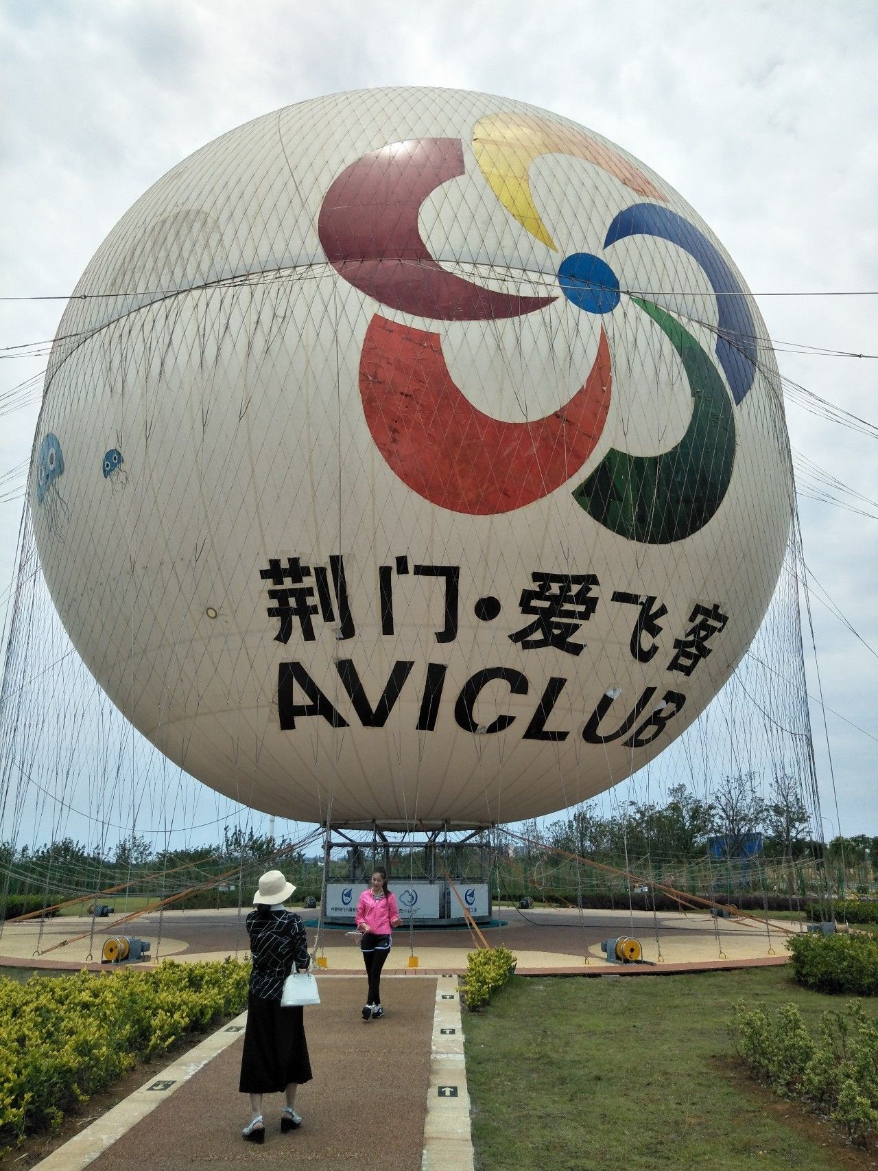 现在我将跟随系留气球缓缓上升,在空中来俯瞰我们爱飞客小镇的全景,带